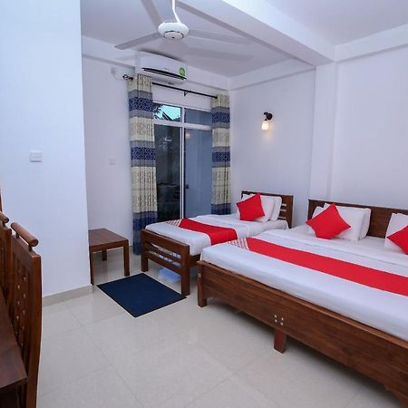 Oyo 438 Sarala Residence Hotel แคนดี้ ภายนอก รูปภาพ