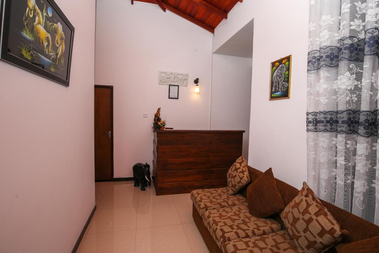 Oyo 438 Sarala Residence Hotel แคนดี้ ภายนอก รูปภาพ