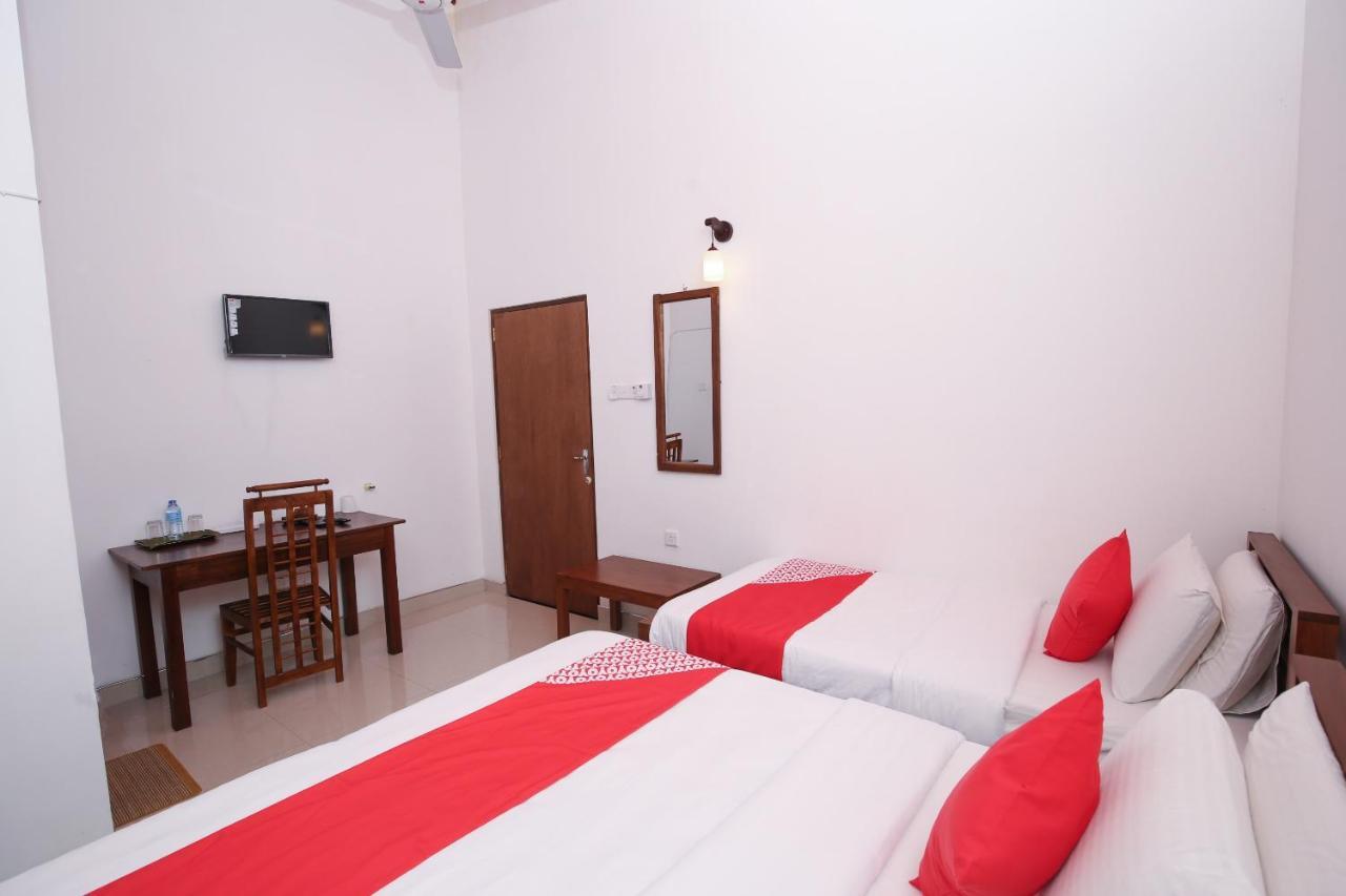 Oyo 438 Sarala Residence Hotel แคนดี้ ภายนอก รูปภาพ