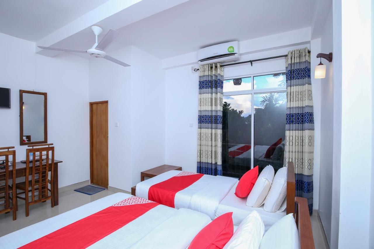 Oyo 438 Sarala Residence Hotel แคนดี้ ภายนอก รูปภาพ