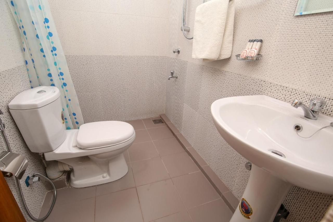Oyo 438 Sarala Residence Hotel แคนดี้ ภายนอก รูปภาพ