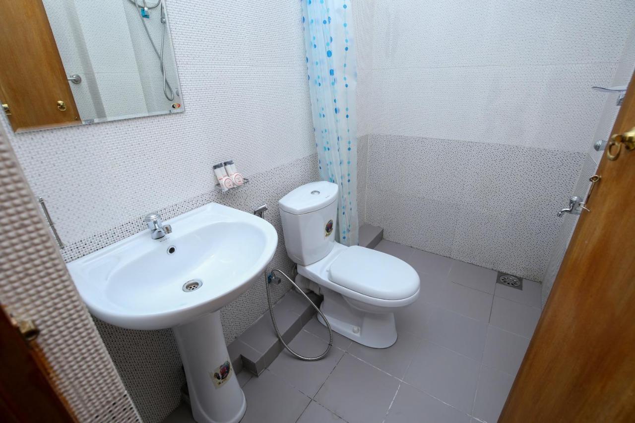 Oyo 438 Sarala Residence Hotel แคนดี้ ภายนอก รูปภาพ