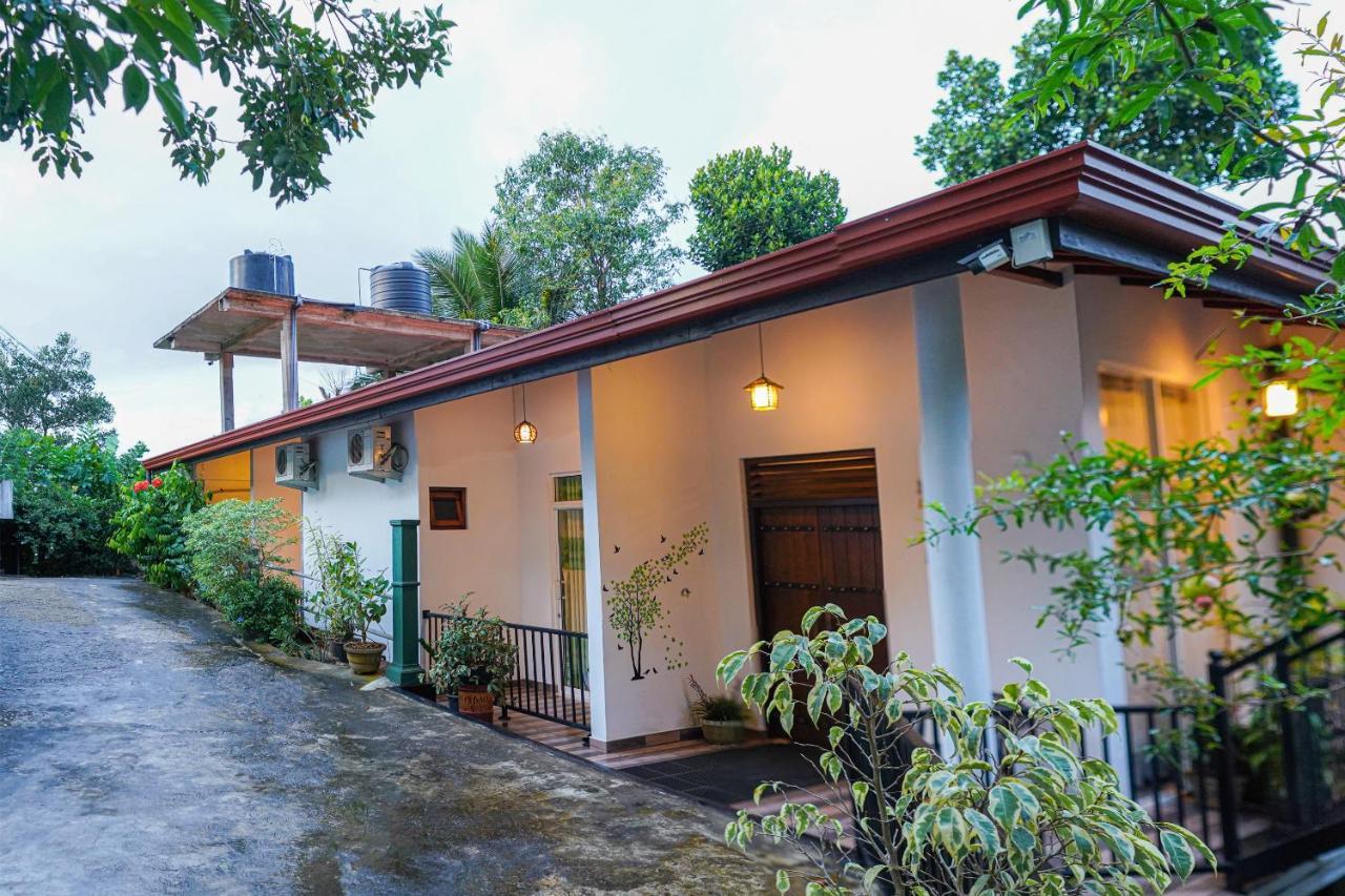 Oyo 438 Sarala Residence Hotel แคนดี้ ภายนอก รูปภาพ