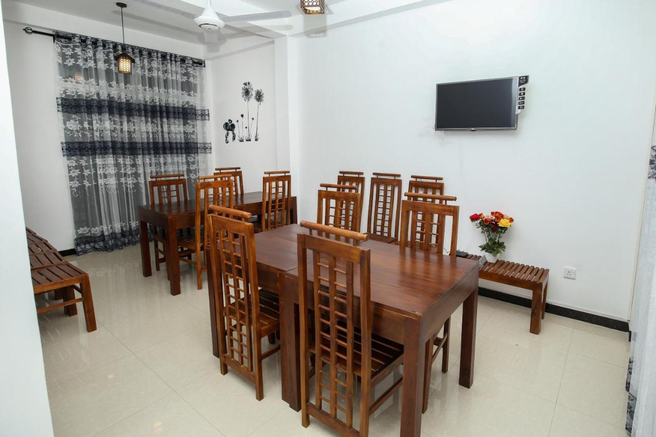 Oyo 438 Sarala Residence Hotel แคนดี้ ภายนอก รูปภาพ
