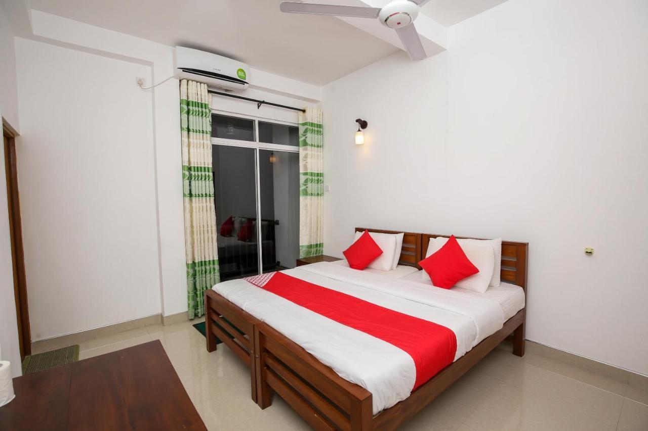 Oyo 438 Sarala Residence Hotel แคนดี้ ภายนอก รูปภาพ